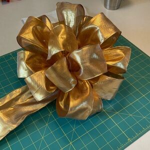 10 yard wired gold bow with two one yard streamers